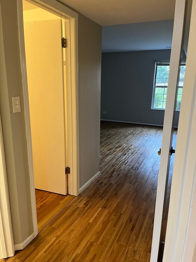 Building Photo - 131 Crestwood Ct