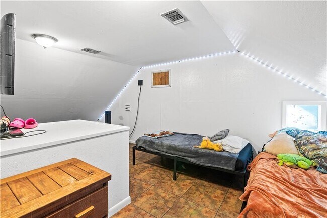 Building Photo - 607 E 11th St