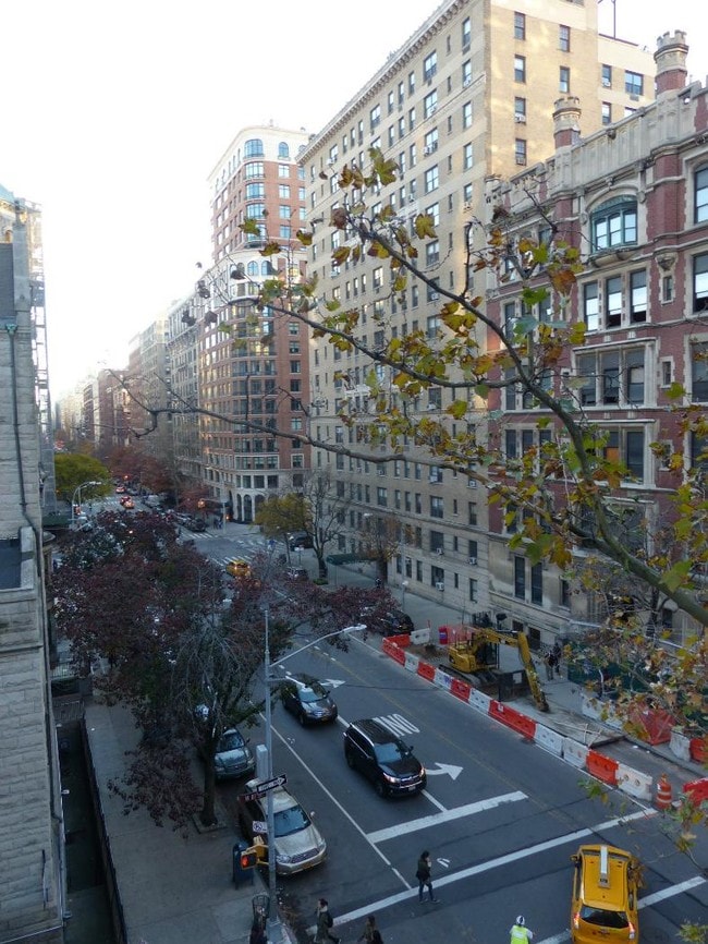Building Photo - Stunning, Super Sunny Pre-War CORNER 1 BD,...