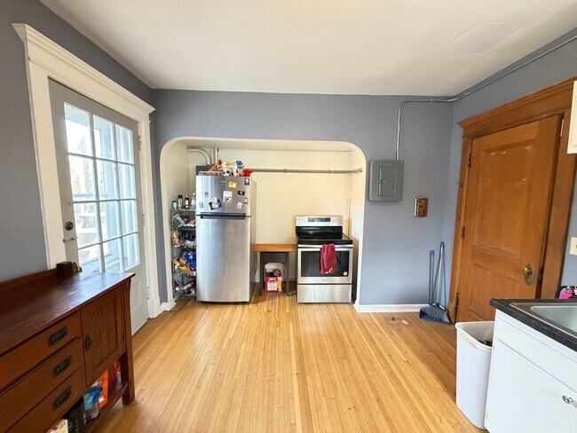 Building Photo - Beautiful 4 Bedroom/2 Bathroom Second Floor Apartment in East Duluth Mansion with Utilities Inclu...
