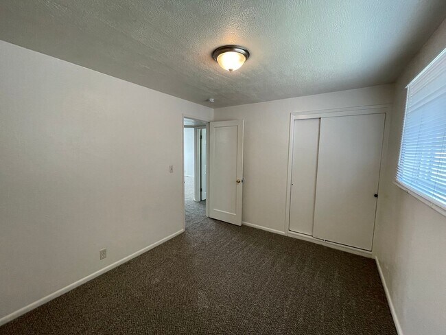 Building Photo - Prime Location! 2-Bed, 1-Bath Apartment with Lake Views and Near Downtown – Move-In Ready!