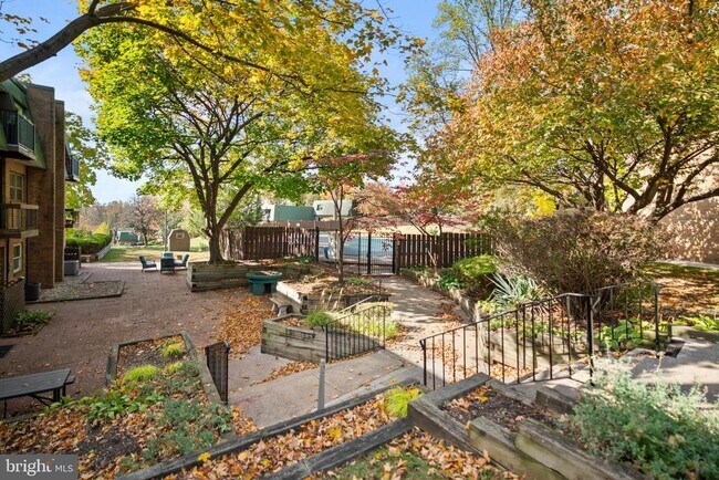 Building Photo - 424 Meadowview Ln