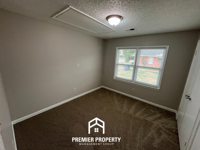 Building Photo - 3034 Clarendon Rd