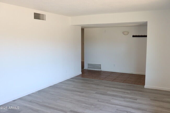 Building Photo - 1841 Lexington Dr