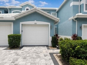 Building Photo - Beautifully furnished 2-bedroom and den, 2-bath in Sterlling Oak