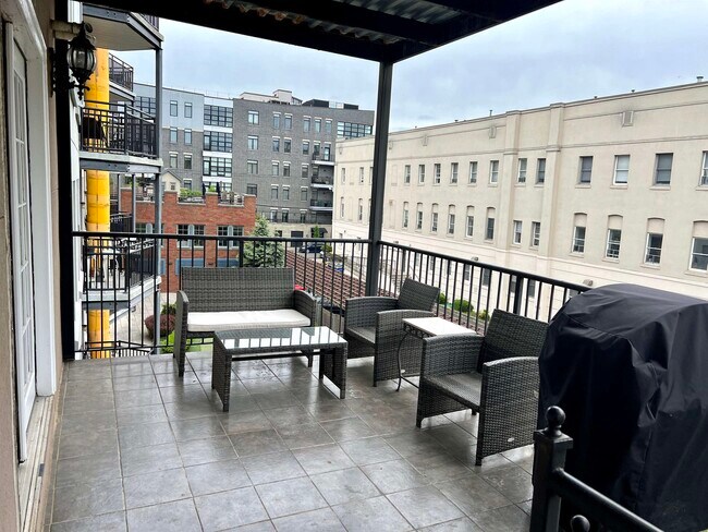 Building Photo - 719 Monroe St