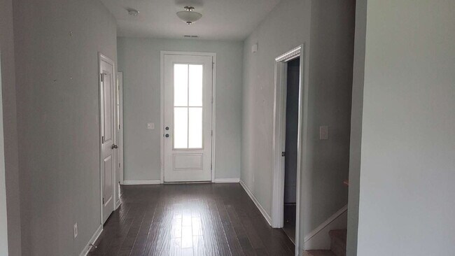 Building Photo - Spacious Home in a Gated Community!!!