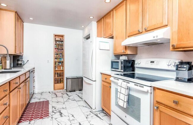 Building Photo - 3 bedroom in Seattle WA 98116