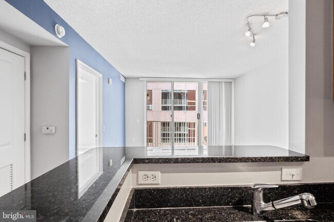 Building Photo - 880 N Pollard St