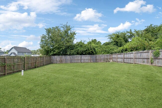 Building Photo - Beautifully Remodeled Home Just Minutes From Downtown Nashville
