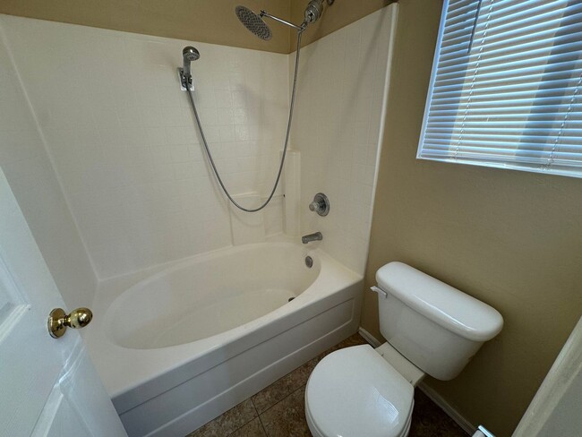 Building Photo - 3 Bedroom - 2 Bath - Mesa