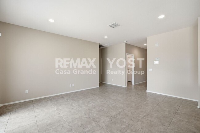 Building Photo - Beautiful Kitchen, Open Layout, and Room to Relax!