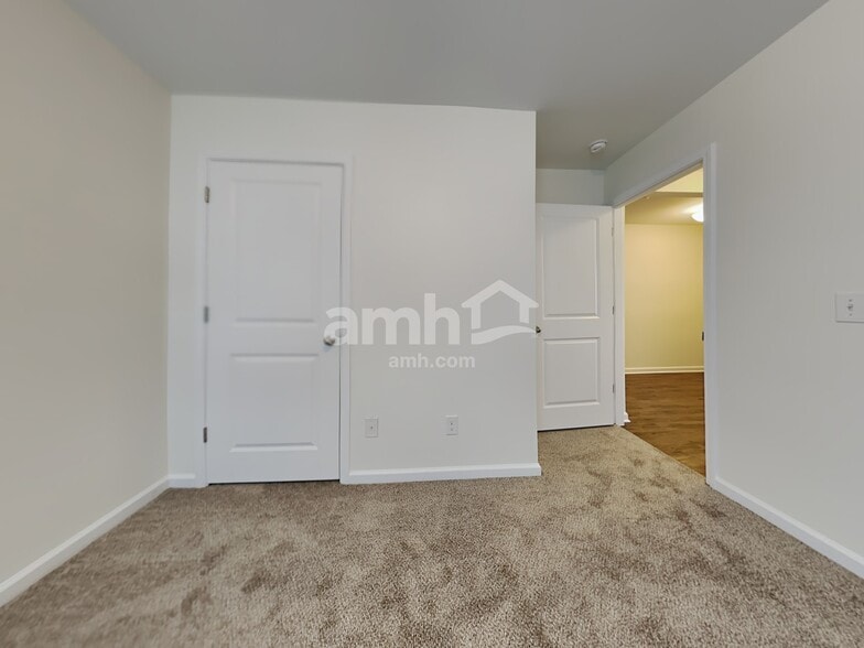 Building Photo - 215 Bellflower Cir