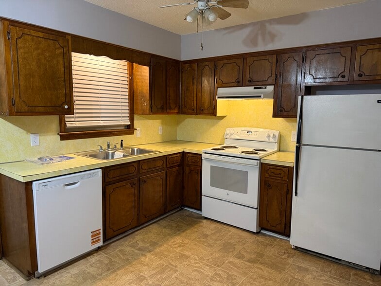 Building Photo - 802 E 7th St