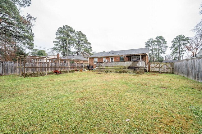 Primary Photo - Cozy Brick Rancher in Lakeside