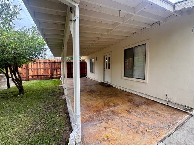 Building Photo - Charming/updated studio in North Highlands!