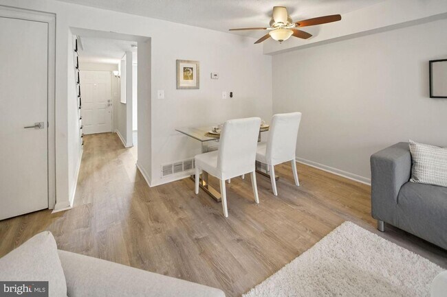 Building Photo - 1792 Dutch Village Dr