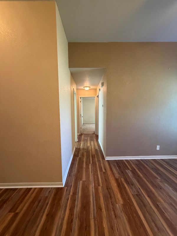 Building Photo - 715 Lakeview Dr