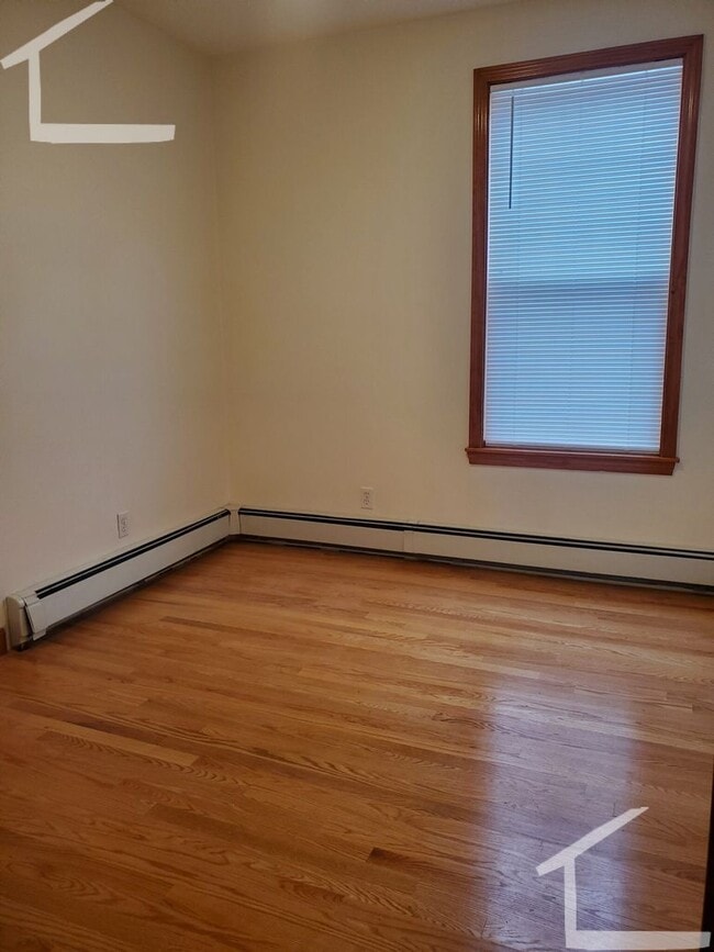 Building Photo - Nicely renovated unit with parking included!
