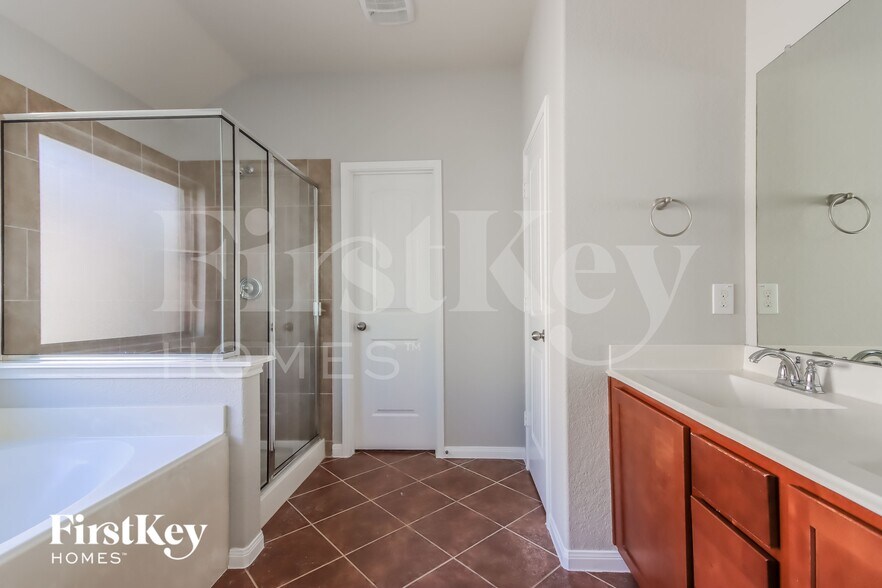 Building Photo - 240 Country Crossing Cir