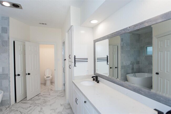 Building Photo - 738 Plainwood Dr