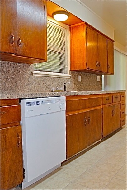 Building Photo - Location & Curb Appeal! 3 Bdr, 2 Full Bath...