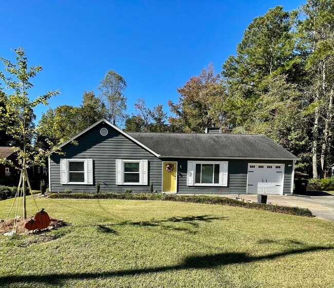Building Photo - Beautiful newly renovated 3 bedroom 2 bath...