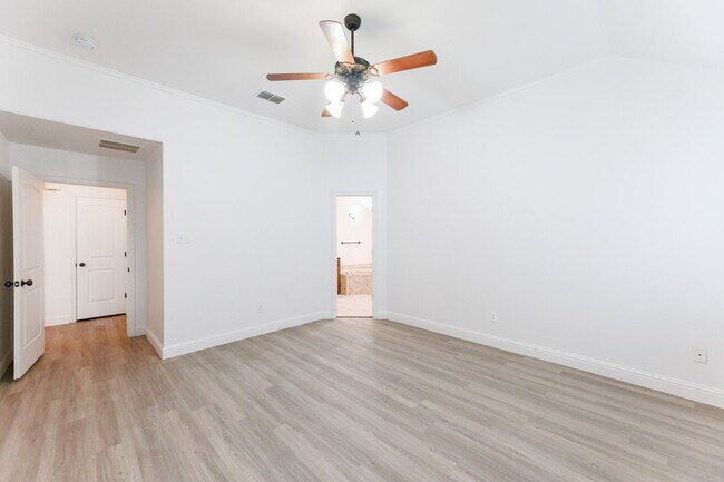 Building Photo - Gorgeous 4 bed 2.5 bath!