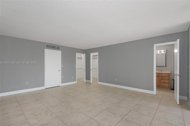 Building Photo - 20536 NE 6th Ct