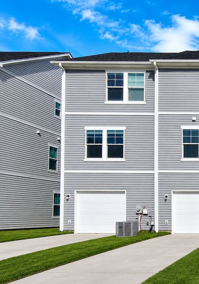 Building Photo - 1215 Briarhill Rd