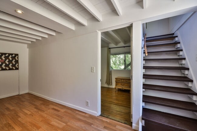 Building Photo - Small 2 bedroom 1 bath