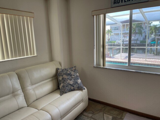 Living - 6519 Louise Ct