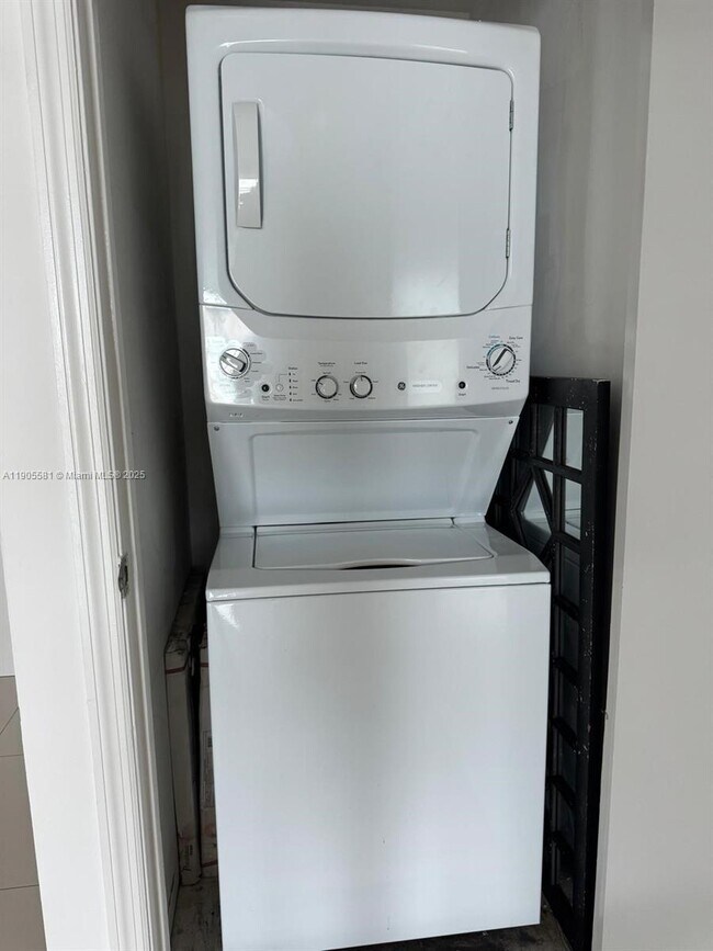 Building Photo - 500 Brickell Ave