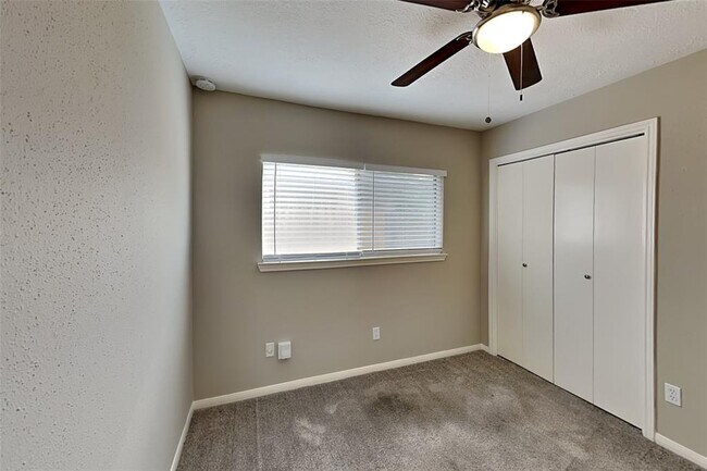 Building Photo - 8514 Greenleaf Lake Dr