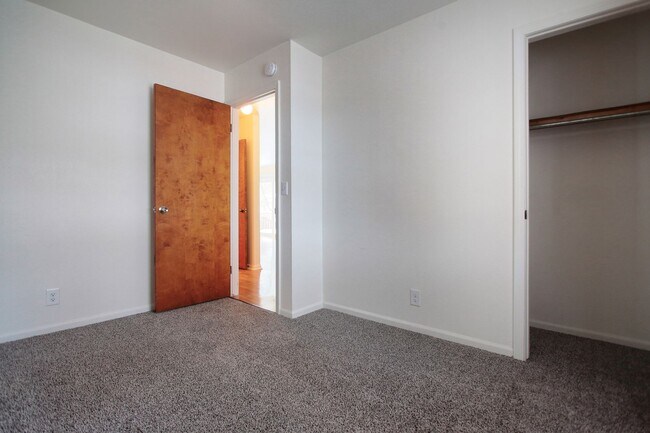 Building Photo - Holland Northside Two Bedroom