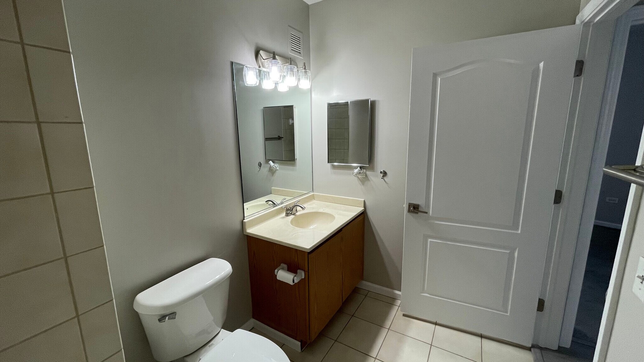 Guest Bath - 600 N Dearborn St