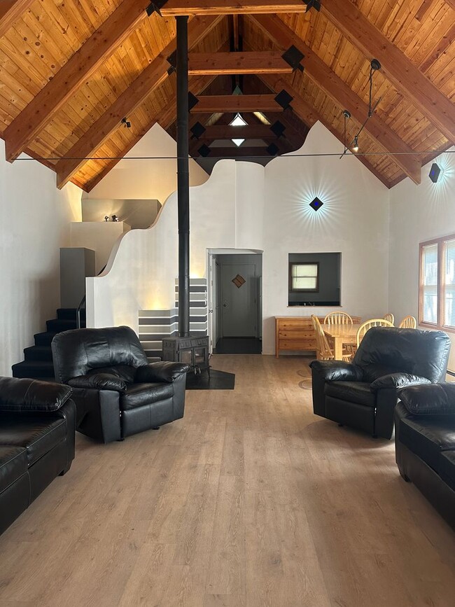 Building Photo - Furnished One Bedroom One Bath Home in Red...