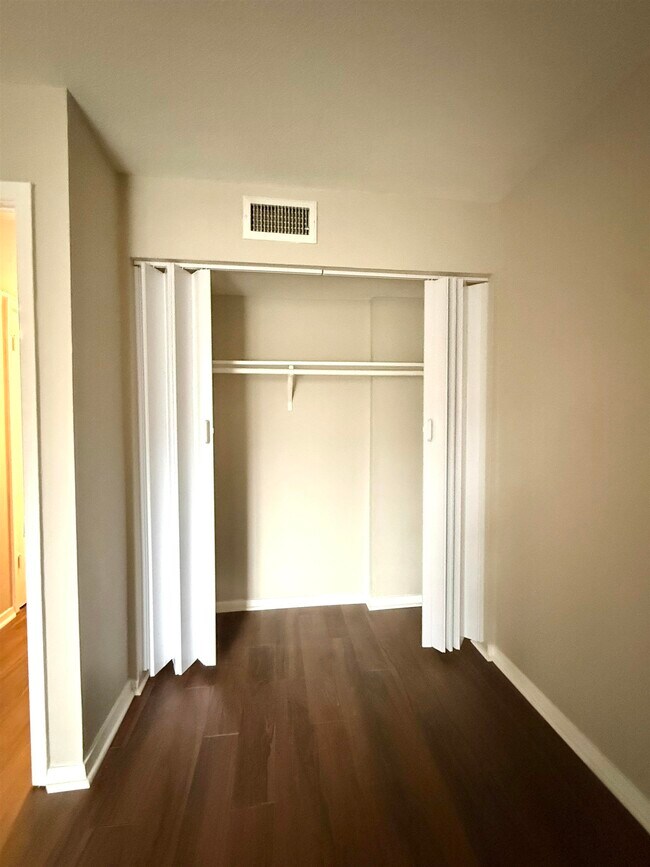 Building Photo - 6567 Poplar Woods Cir S