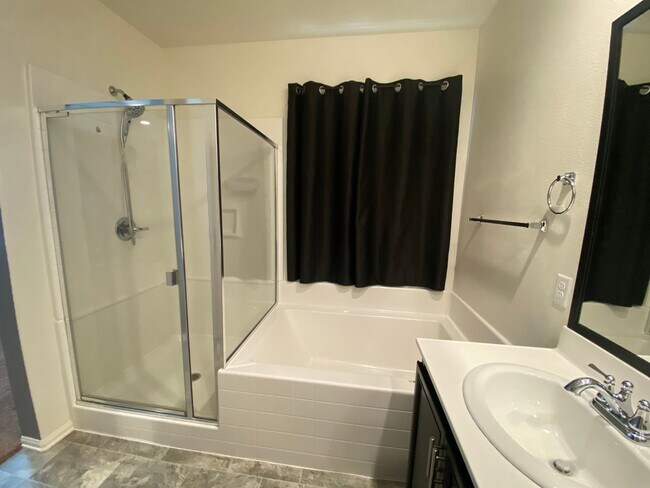 Building Photo - Rosamond 4 bedroom