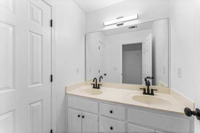 Building Photo - 4267 Azalea Walk