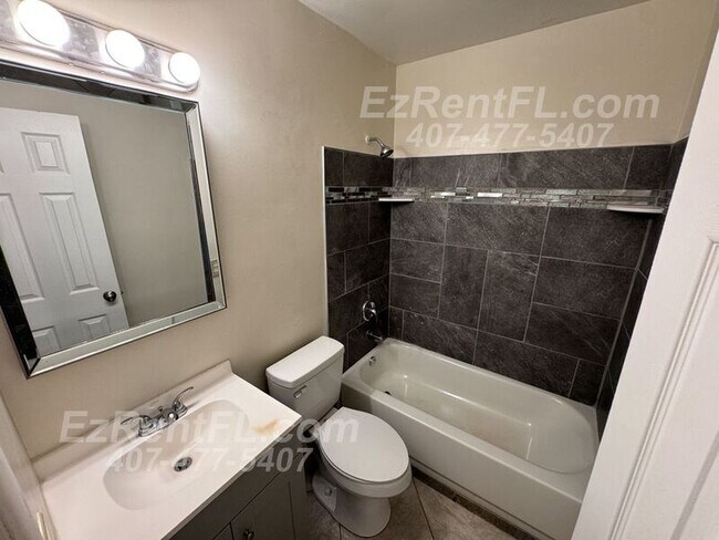 Building Photo - 6132 Oakcrest Cir