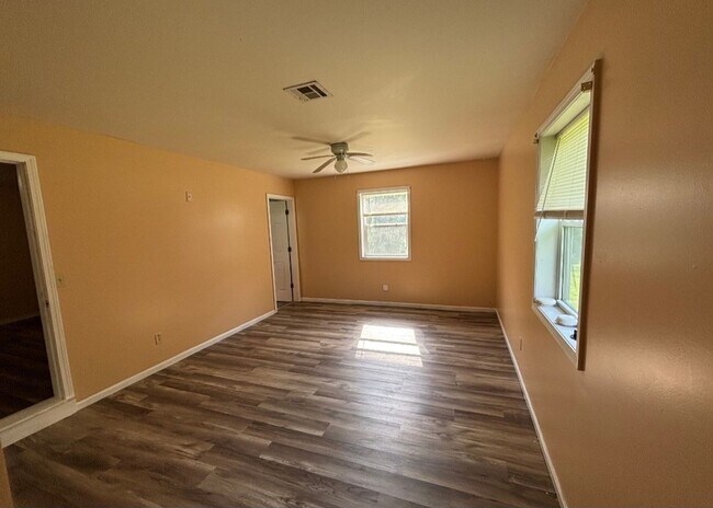 Building Photo - Beautiful Move in ready House!