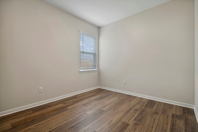 Building Photo - 400 Mystic Slopes Dr