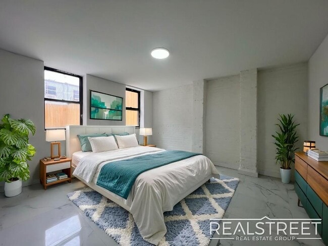 Building Photo - Massive 4BD/4BA Duplex with Office & Priva...