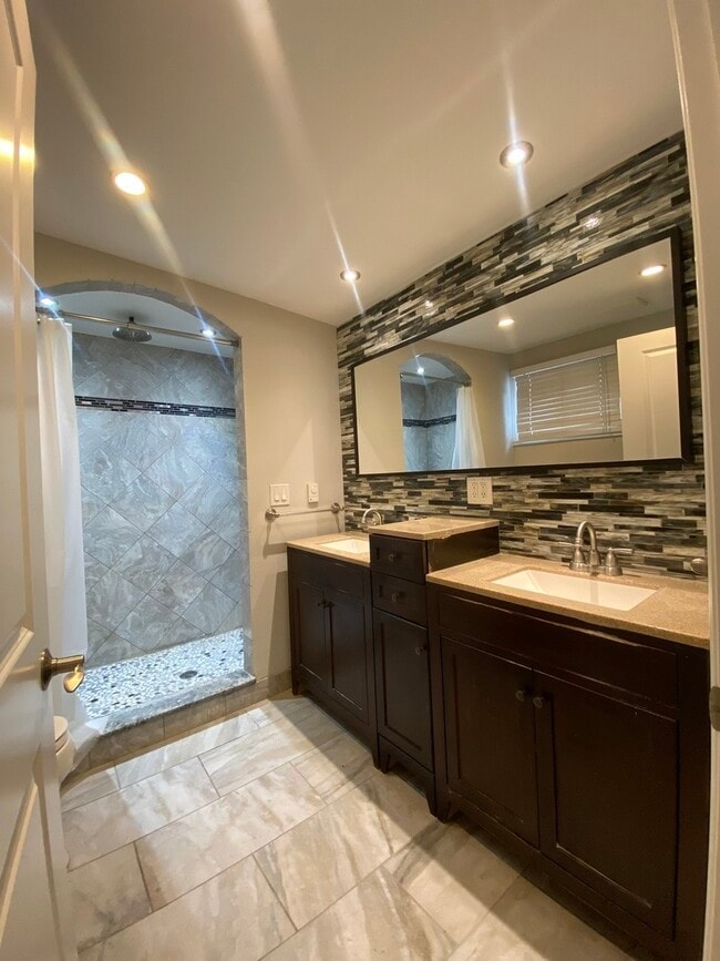 Building Photo - 4735 Locust Ave