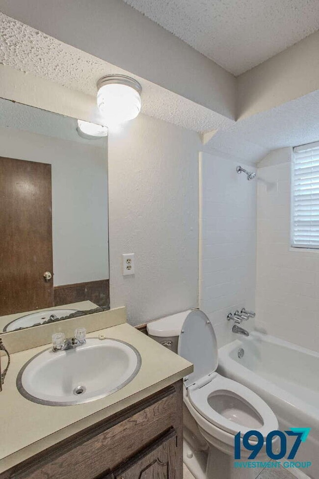 Building Photo - Charming 3-Bedroom Home in Moore with Spac...