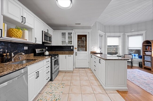 Building Photo - 1023 W Dakin St