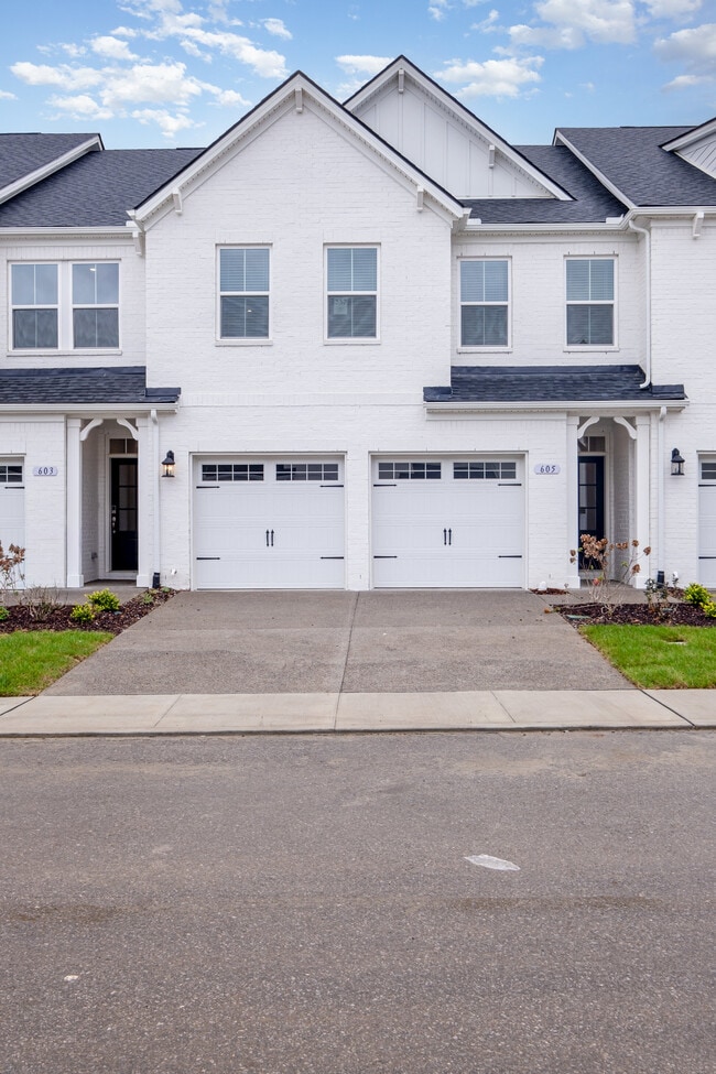 Building Photo - 605 Club View Way