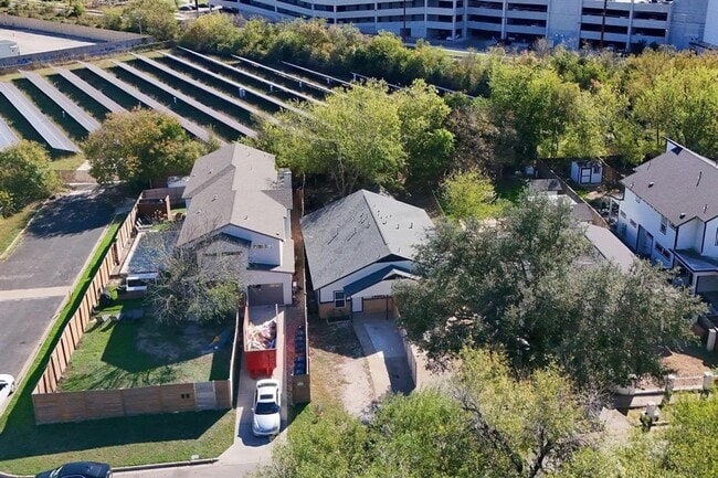 Building Photo - 1115 Brookswood Ave