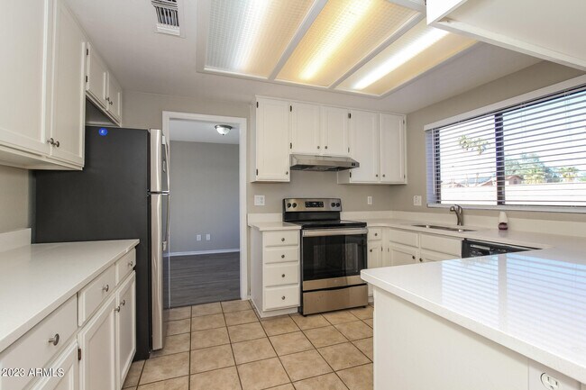 Building Photo - 6520 W Paradise Ln